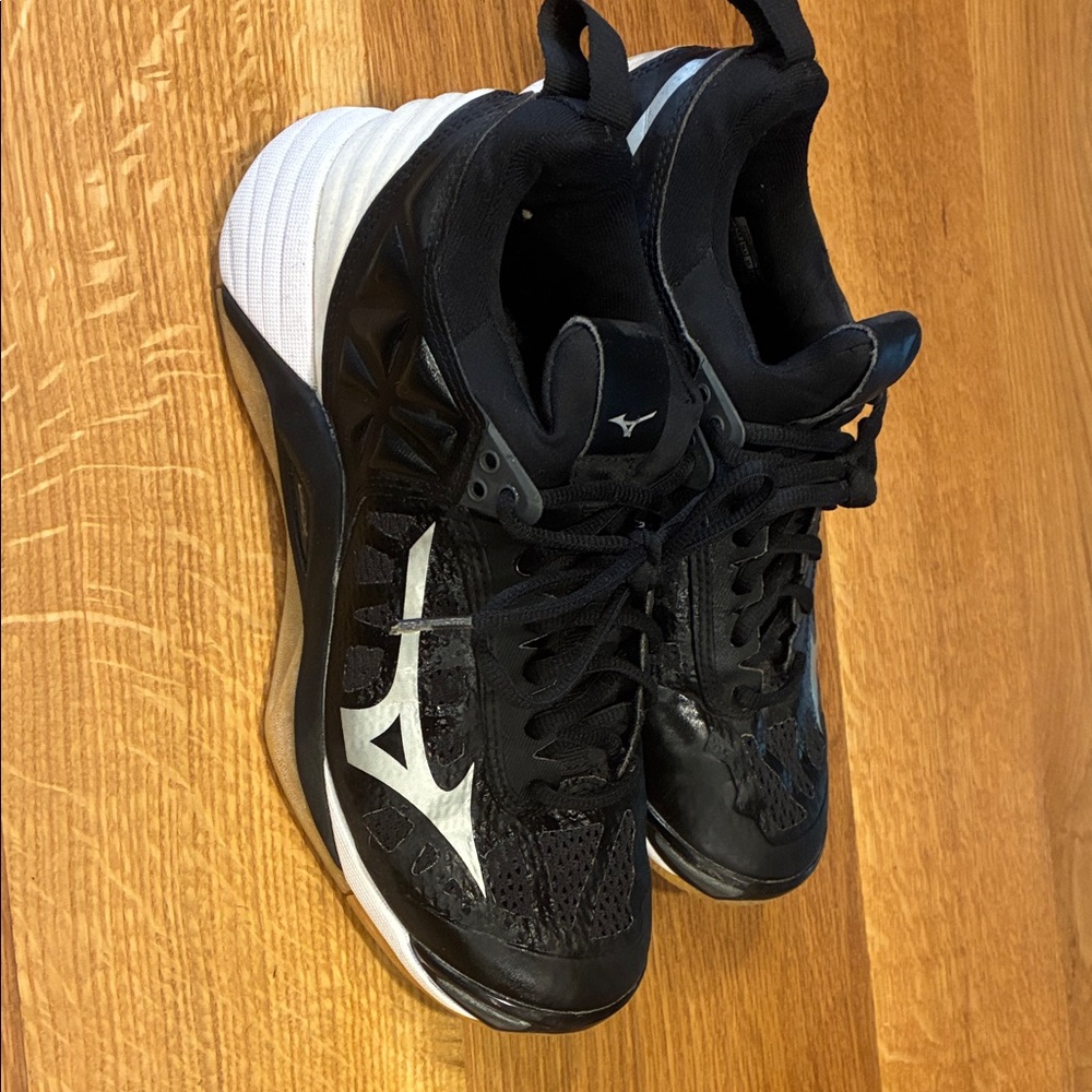 Mizuno Black and White volleyball Sneakers. Court shoes. Women’s size 8